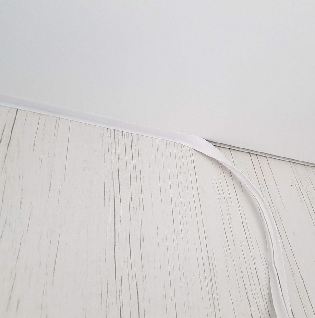 bela lajsna za elastični plafon